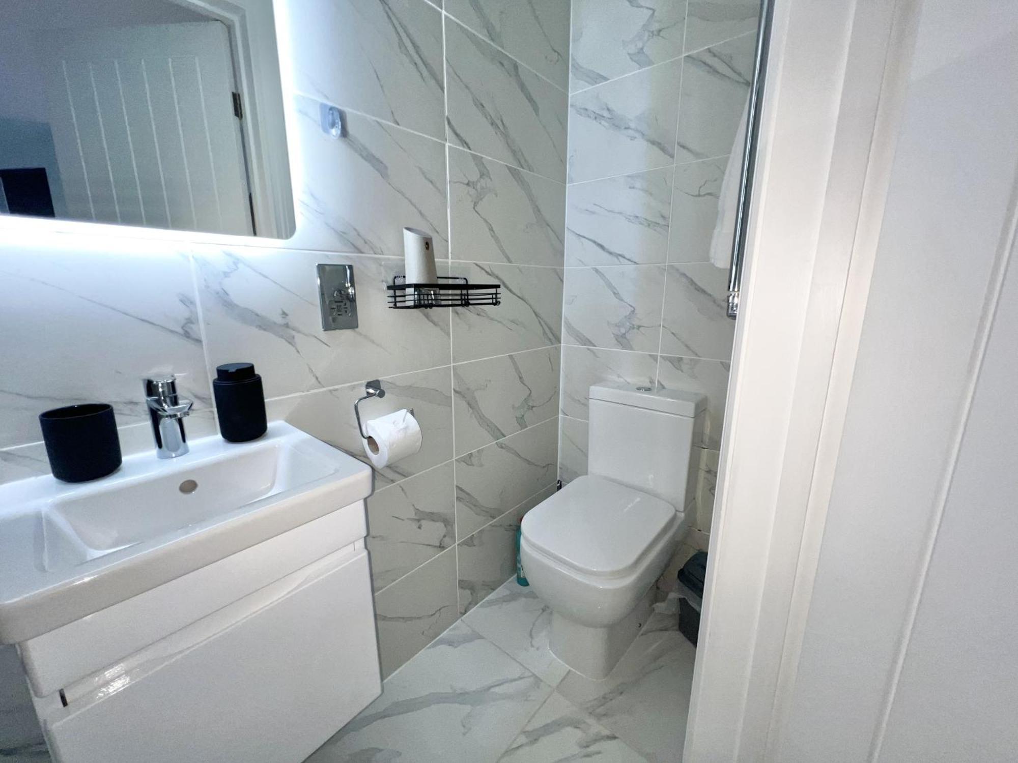 Charming 3-Bed Flat In Shepherds Bush - Sleeps 9 London Bagian luar foto